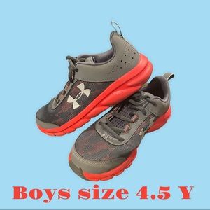 Under Armour Boys sneakers 4.5 Y